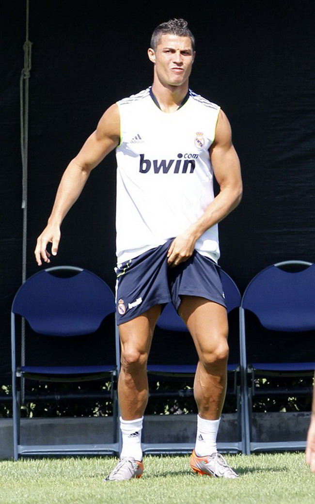ronaldo-intr-o-ipostaza-mai-putin-sexy-va-mai-place-de-el-galerie-foto_9_size1.jpg