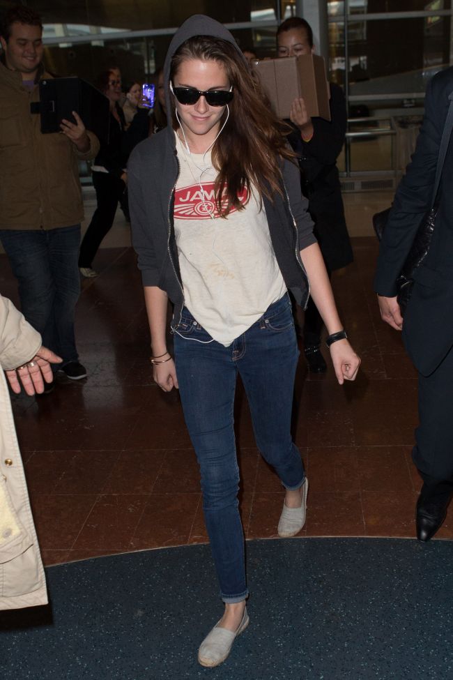 Robert Pattinson si Kristen Stewart pleaca intr-o vacanta secreta. Actrita a fost suprinsa de paparazzi pe aeroportul francez Charles de Gaulle