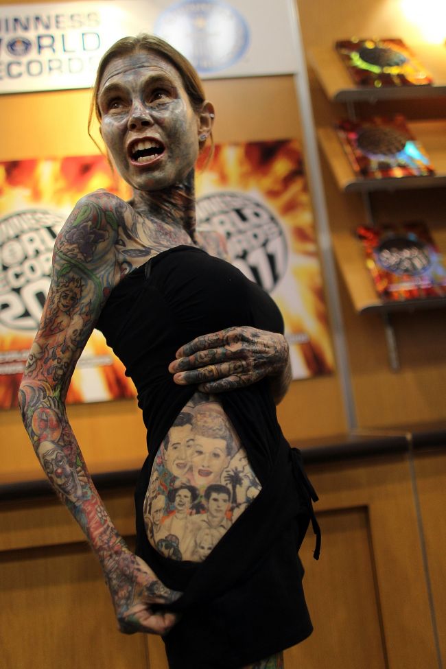 Dating femeie tatuata)