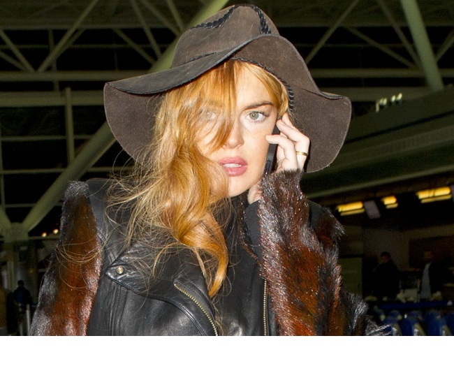 Lindsay Lohan, aparitie cel putin ciudata pe aeroportul din New York. Ce outfit straniu a purtat vedeta