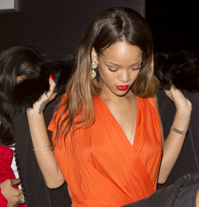 Look-ul zilei: Rihanna, singura si sexy de Valentine s Day. Relatia dintre ea si Chris Brown pare sa se fi racit deja