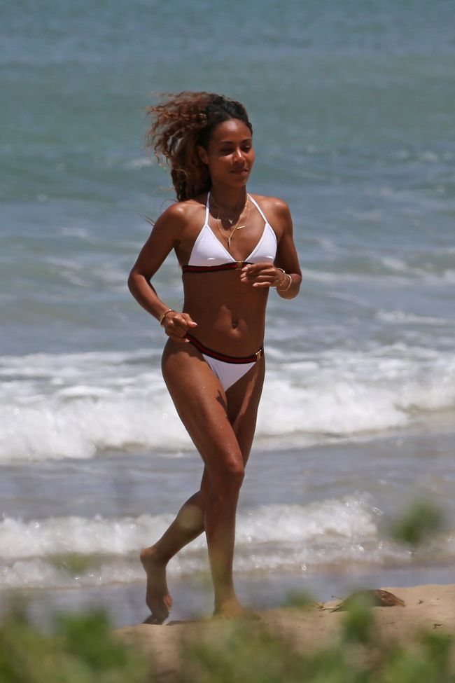 Jada Pinkett Smith, perfecţiunea la plajă, la 41 de ani. Cât de bine arată soţia şi fiica lui Will Smith în costume de baie