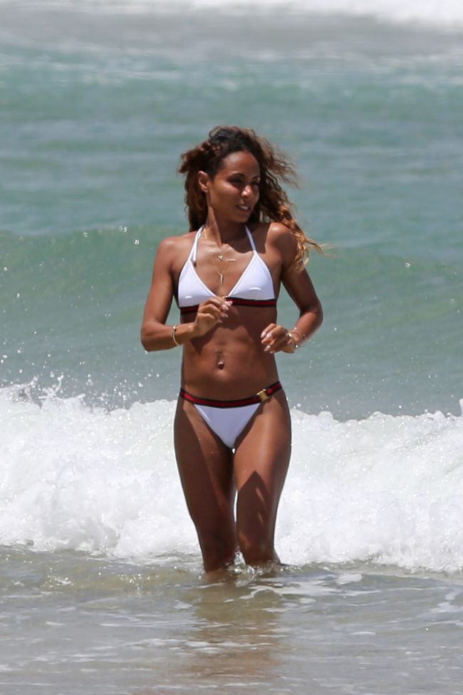 Jada Pinkett Smith, perfecţiunea la plajă, la 41 de ani. Cât de bine arată soţia şi fiica lui Will Smith în costume de baie