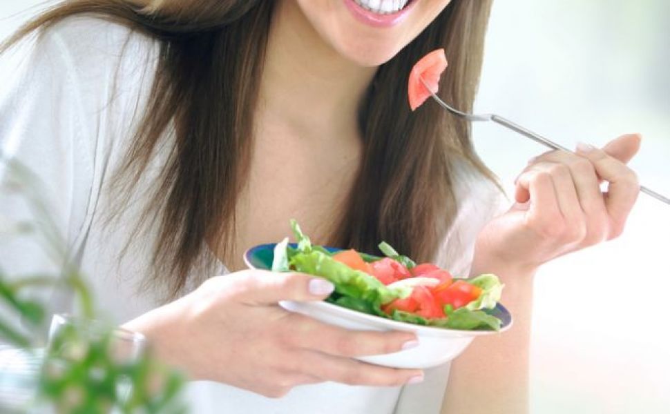 Evita alimentele procesate si nocive! Ce ar trebui sa mananci ca sa fii sanatoasa si sa arati bine