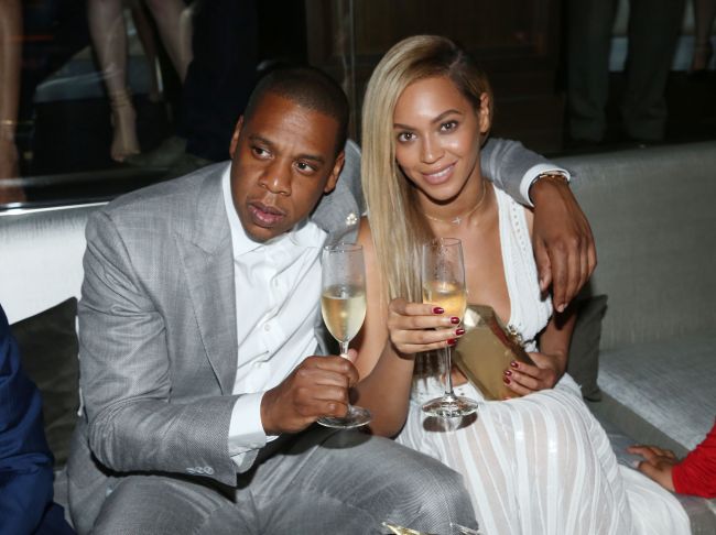 Beyonce, atractia serii la o petrecere mondena. Vedeta a purtat o superba rochie alba, decoltata, fara sutien