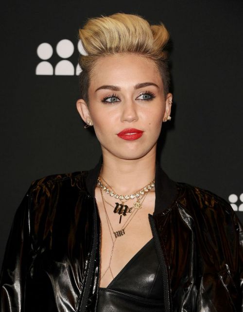 Obsedata de fundul ei! Cat de provocator a pozat din nou Miley Cyrus