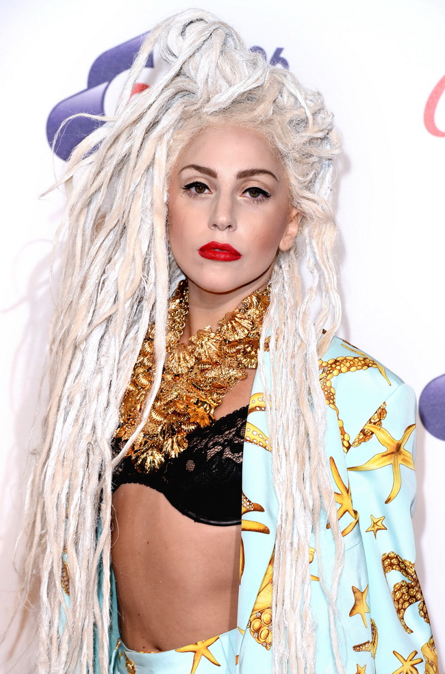 O Noua Aparitie Bizara Marca Lady Gaga S a Deghizat In Brad De Craciun 