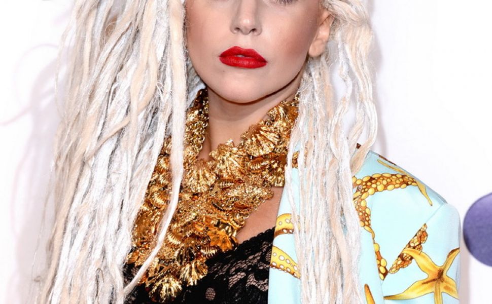 O Noua Aparitie Bizara Marca Lady Gaga S a Deghizat In Brad De Craciun 