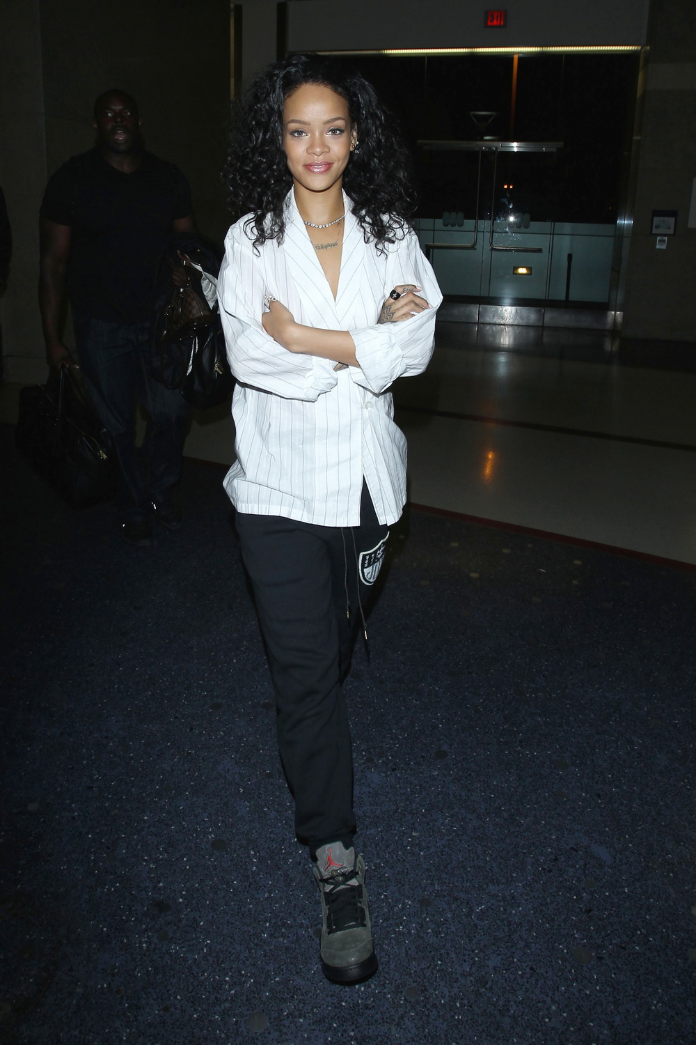 fuzzy trial player Rihanna, combinatie excentrica: pantaloni de trening, bocanci, sacou si  bijuterii glam. Cum arata outfitul | Perfecte.ro
