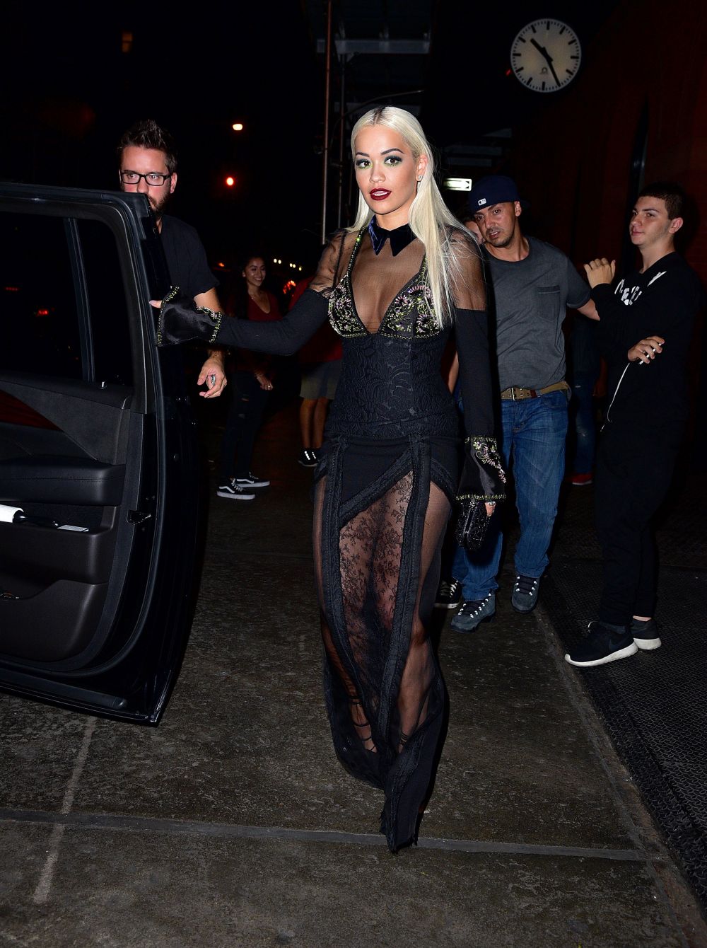 Rita Ora si-a etalat decolteul generos intr-o rochie neagra, cu portiuni transparente.