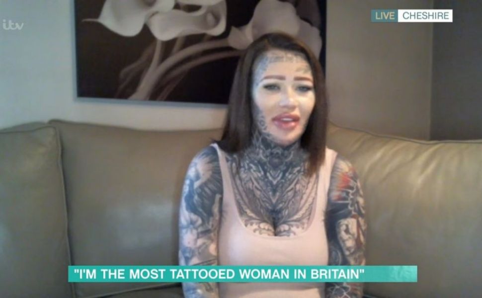 Dating femeie tatuata